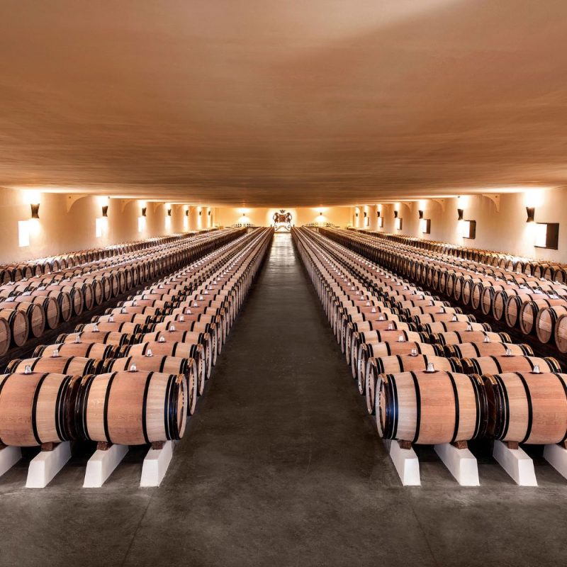 Chai à barriques de Château Mouton Rothschild dédié à l'élevage des grands vins de Pauillac