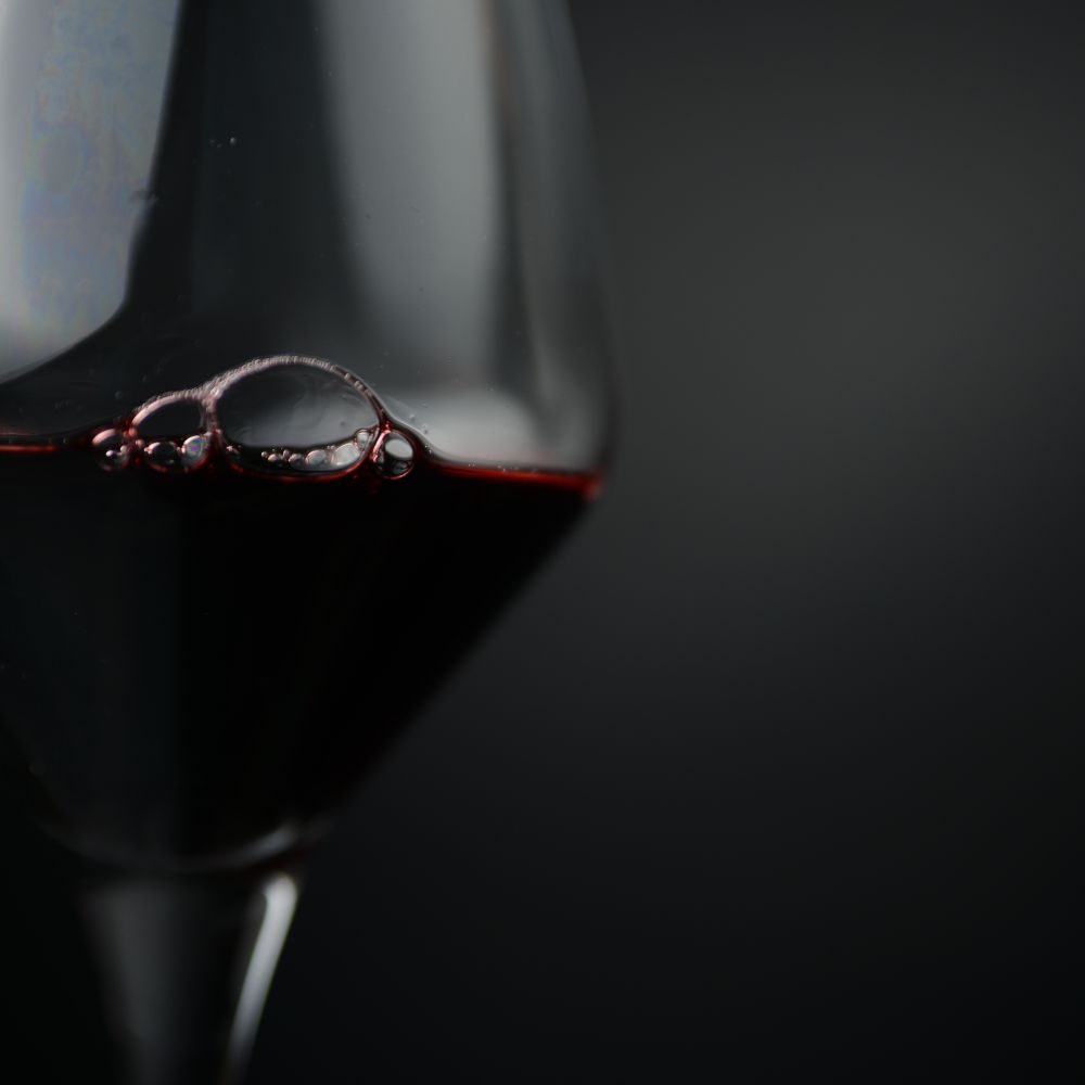 Verre de dégustation révélant la profondeur et l'élégance des plus grands crus de Bordeaux