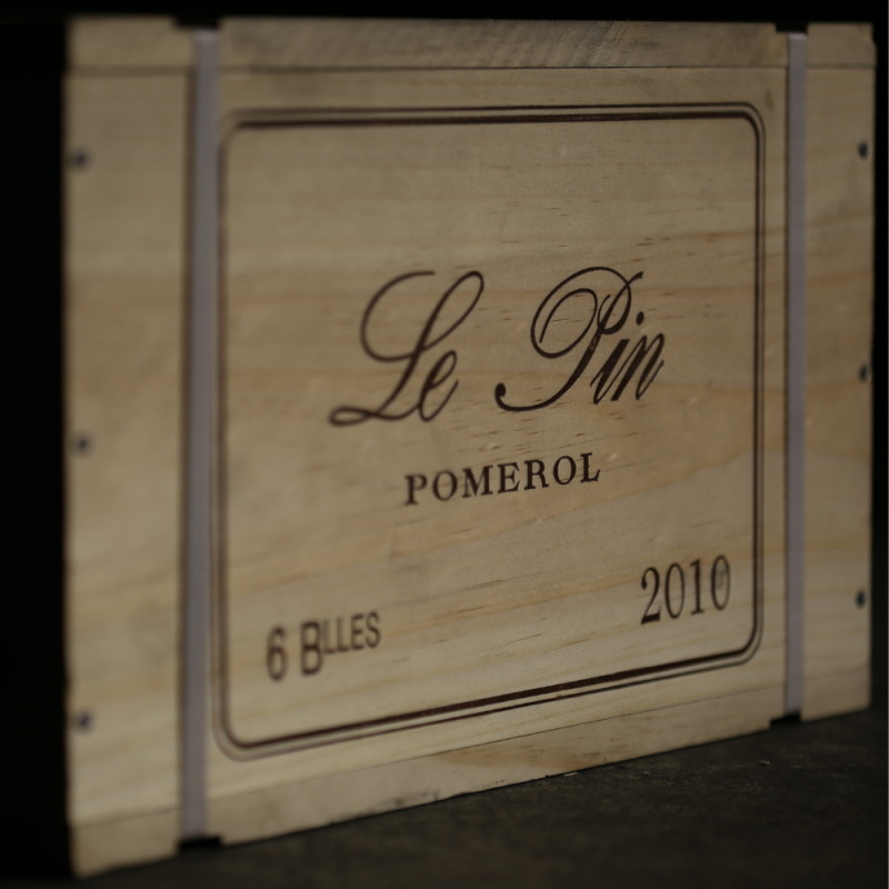 Caisse bois originale Le Pin 2010, grand vin de Pomerol, présentée dans la sélection des grandes signatures bordelaises du Chai des Chartreux.